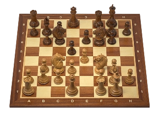 Schaakbord met schaakstukken opgesteld voor een partij.